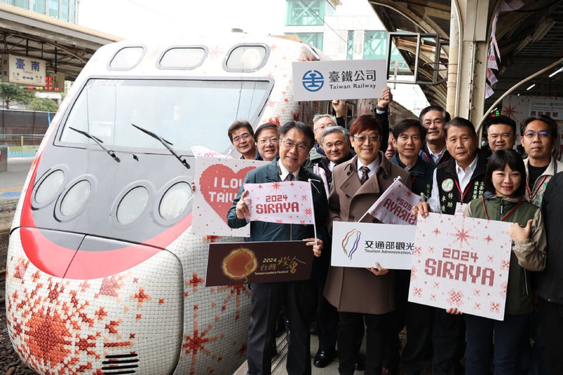 交通部觀光署與台鐵公司合作打造「SIRAYA西拉雅號」彩繪列車,23日在台南火車站舉行啟航儀式,台南市長黃偉哲(前左)等人出席。(台南市政府提供)中央社記者楊思瑞台南傳真 113年1月23日