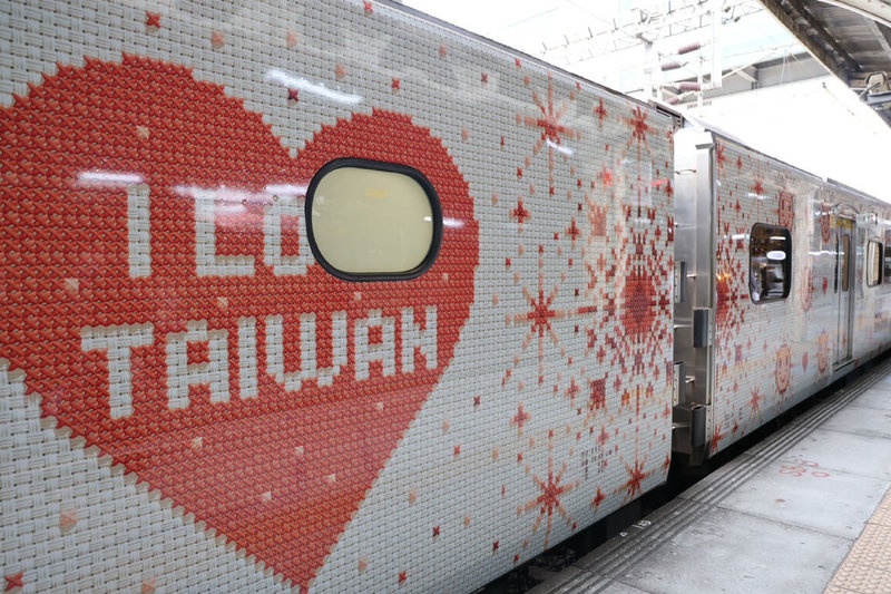 交通部觀光署與台鐵公司合作打造主題彩繪列車「SIRAYA西拉雅號」，23日在台南火車站舉行啟航儀式，車廂外有I LOVE TAIWAN等紅白相間的圖樣，吸引目光。（台南市政府提供）中央社記者楊思瑞台南傳真 113年1月23日