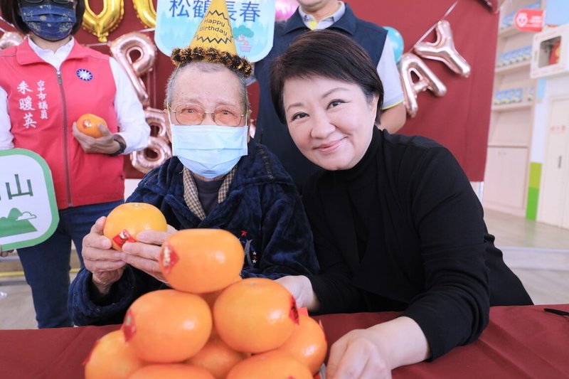 台中市「彩虹爺爺」黃永阜(左)23日辭世,享嵩壽101歲;台中市長盧秀燕(右)得知消息後,透過臉書表達哀悼之意。圖為民國112年1月盧秀燕在南屯區春安國小為黃永阜慶祝百歲生日。(台中市政府提供)中央社記者郝雪卿傳真 113年1月23日