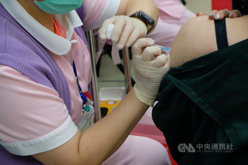 衛福部疾管署26日表示，今年規劃採購550萬劑新款COVID-19疫苗，並規劃10月起與公費流感疫苗同步分批開打。圖為民眾施打疫苗。（中央社檔案照片）