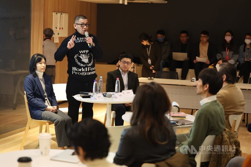 文化內容策進院日前公布「國際合作投資方案2.0」(TICP 2.0),為讓業界充分理解新方案,23日下午在台北舉行說明會,由董事長蔡嘉駿(後左2,站者)說明。中央社記者王飛華攝 113年1月23日
