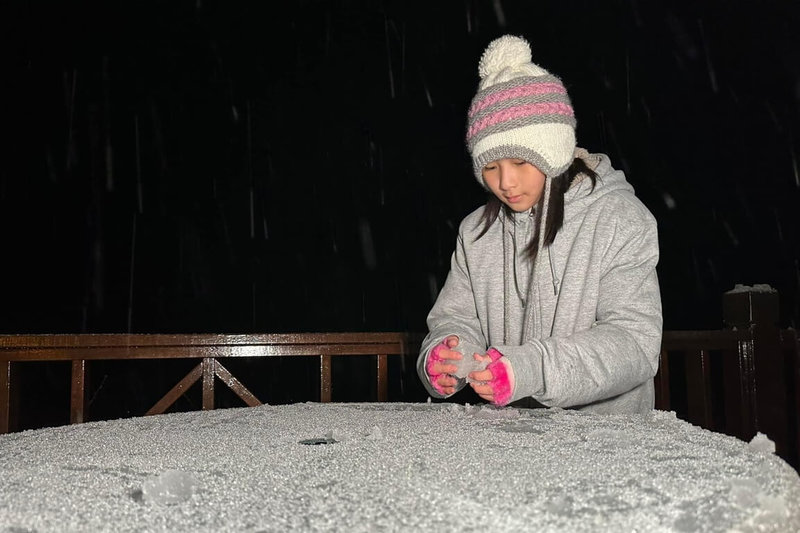 受寒流影響，桃園市復興區拉拉山及東眼山等地23日凌晨起相繼下雪，遊客吳先生表示，已經帶著女兒追雪多次都撲空，很開心能完成女兒的夢想。（民眾提供）中央社記者吳睿騏桃園傳真 113年1月23日