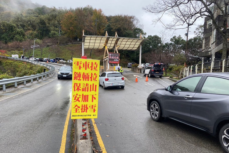 寒流來襲，桃園市復興區後山凌晨相繼飄雪，大溪警分局23日在拉拉山遊客服務中心前、巴陵派出所前實施交通管制，民眾若計劃行經管制路段，請配合管制人員並放慢速度以維護安全。（桃園市警局大溪分局提供）中央社記者吳睿騏桃園傳真  113年1月23日