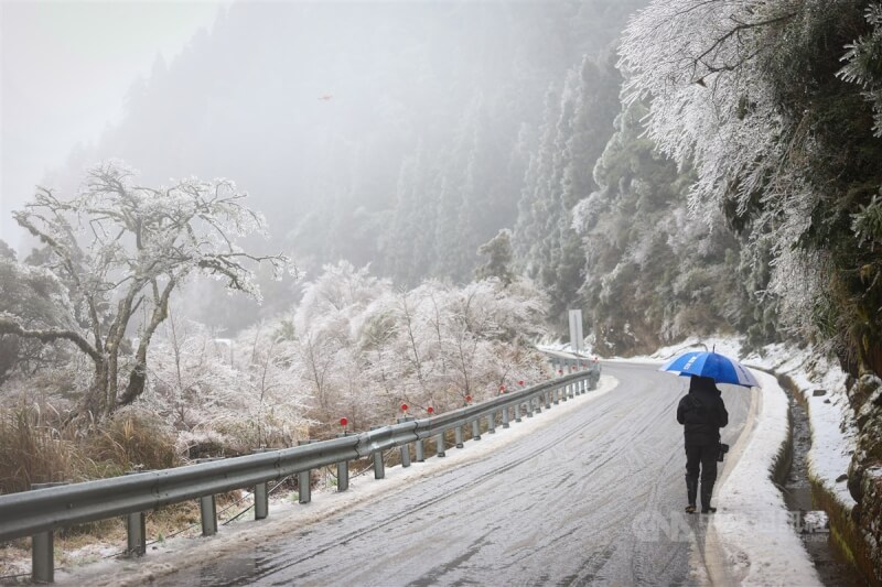 寒流來襲，氣溫驟降，23日宜蘭縣大同鄉思源埡口周邊山區降雪。中央社記者王騰毅攝 113年1月23日