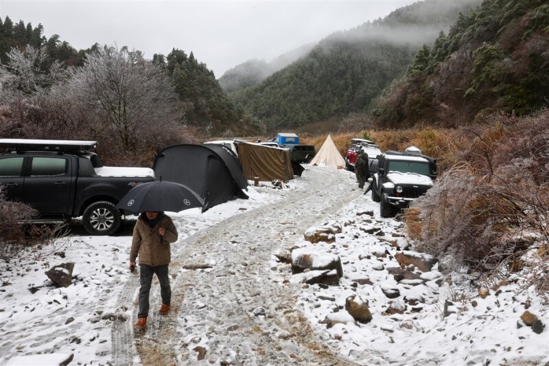 民眾上山紮營追雪。中央社記者王騰毅攝 113年1月23日