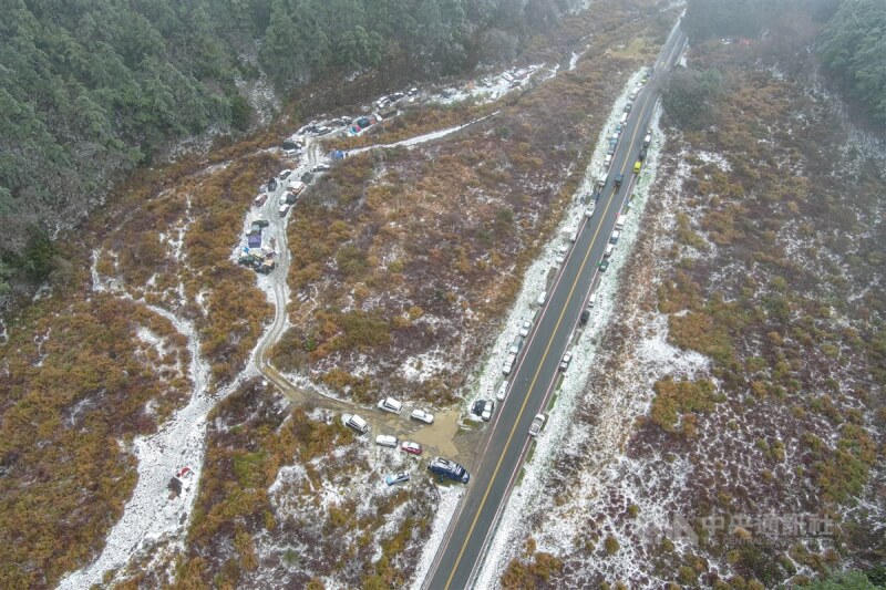 台7甲線思源埡口降雪成銀白世界,23日不少民眾開車上山賞雪。中央社記者鄭清元攝 113年1月23日
