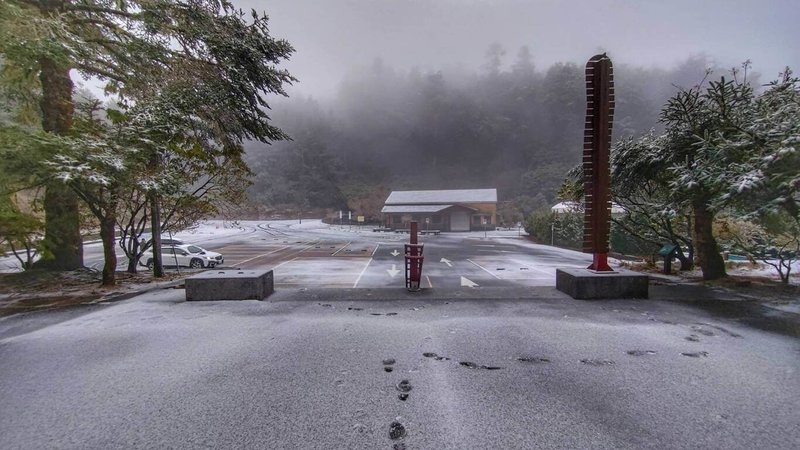 寒流來襲,台中市和平區23日出現攝氏2度低溫,高海拔地區降雪。(民眾提供)中央社記者趙麗妍傳真 113年1月23日