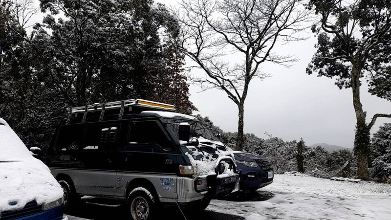 寒流發威，位於新北市烏來區的967高地23日清晨下雪，車輛與地面被白雪覆蓋，成了一片銀白世界。（民眾提供）中央社記者高華謙傳真  113年1月23日