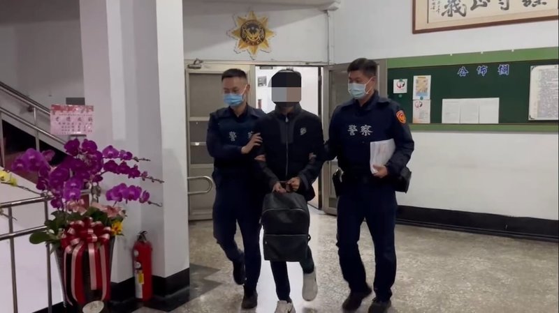 47歲張姓女子誤信投資虛擬貨幣廣告,損失新台幣900萬元。警方利用雙方再次面交,21日逮捕22歲許姓嫌犯,依詐欺罪嫌移送。(高雄警分局提供)中央社記者張已亷傳真 113年1月23日