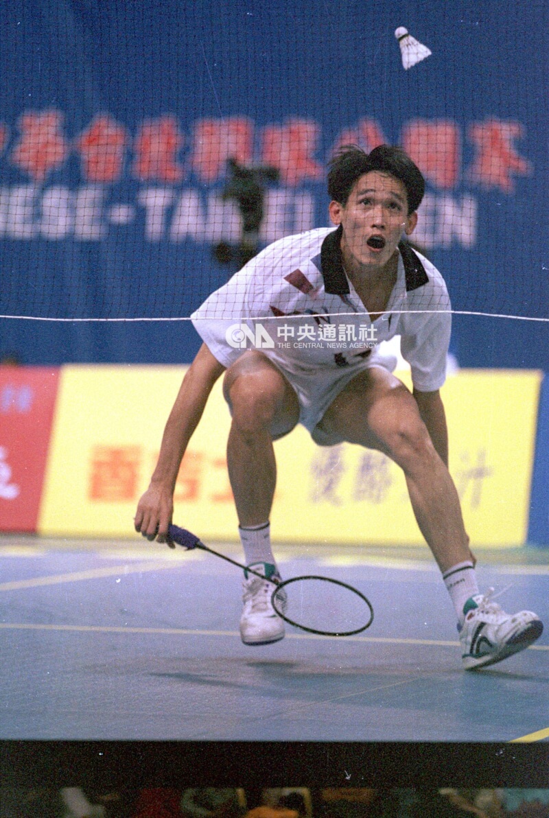 1999年台北羽球公開賽，陳鋒打下國內球迷盼了19年的男單冠軍金盃。（中央社檔案照片）