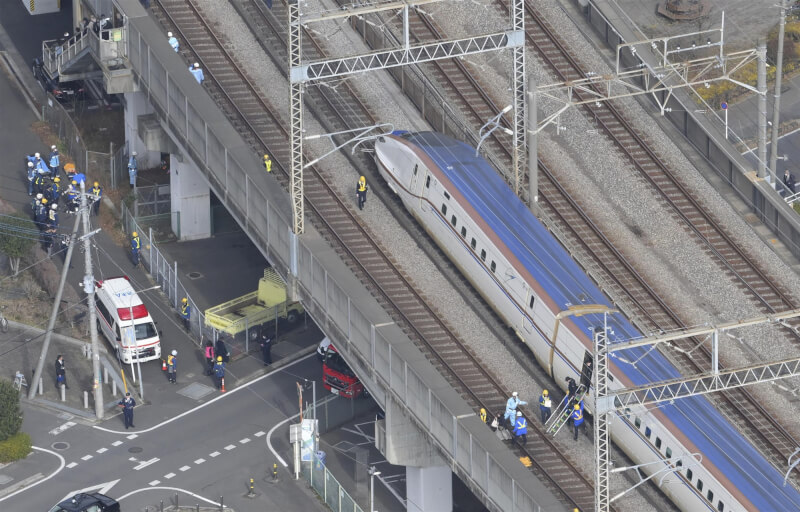 日本一列北陸新幹線列車23日被迫停在站與站之間的高架軌道區，經工作人員等協助，車上359名乘客透過緊急樓梯平安疏散到地面。（共同社）