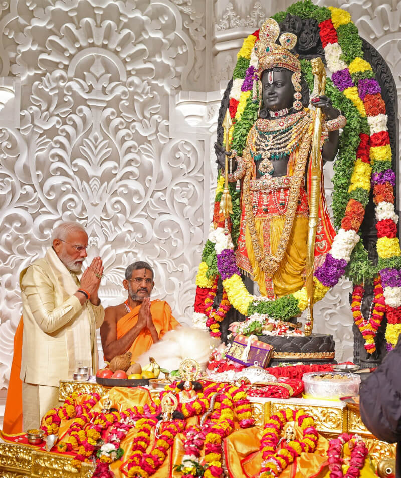 印度總理莫迪（左）1月22日出席羅摩神廟神像開光儀式。（ANI新聞社）