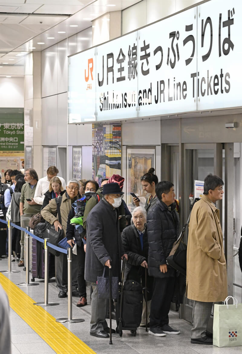 日本23日東北、北陸及上越3條新幹線因停電大規模停駛，JR東京站售票處旅客大排長龍。（共同社）