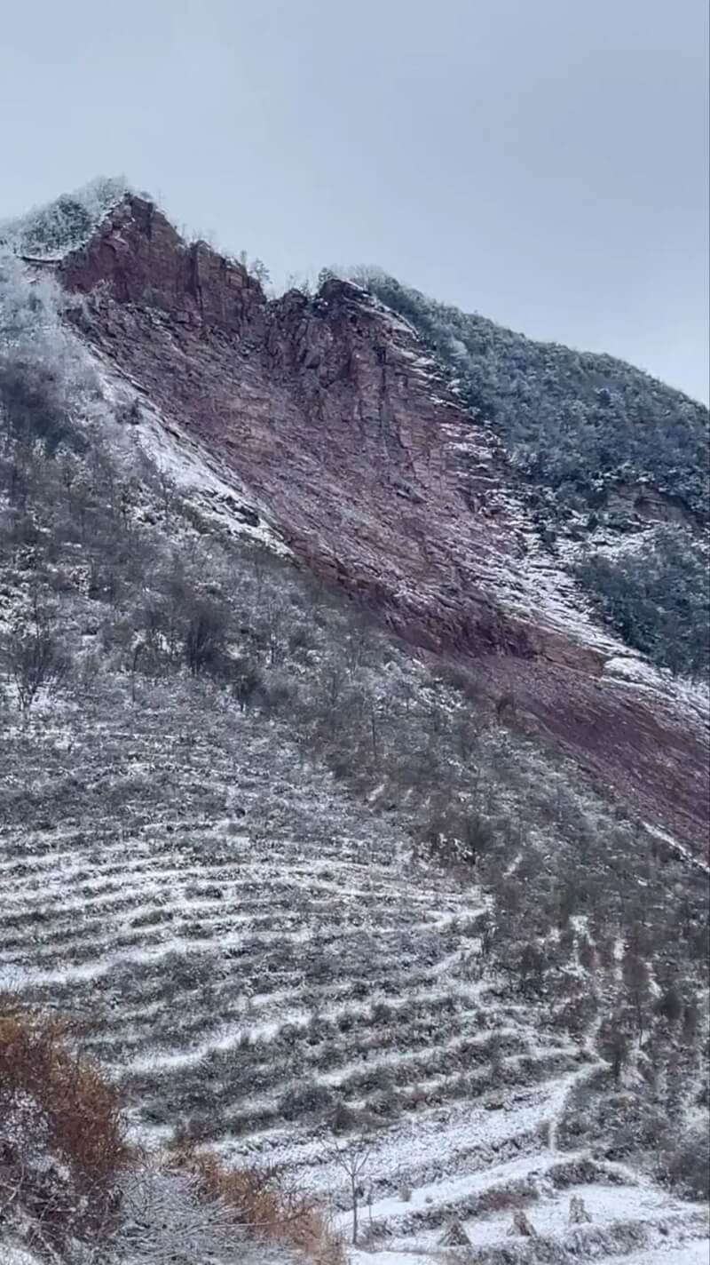 社群媒體上影片顯示中國雲南省昭通市涼水村土石流的景象。（路透社）