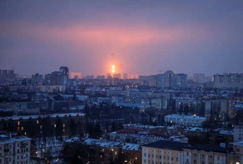俄國23日空襲烏克蘭首都基輔，飛彈在城市上空爆炸。（路透社）