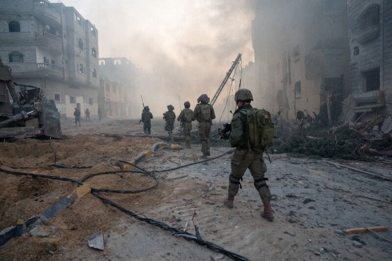 圖為以色列士兵日前在加薩執行任務。（Israel Defense Forces/Handout via 路透社）