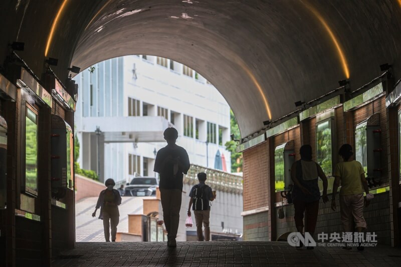 圖為台北市某私立大學大門口。（中央社檔案照片）