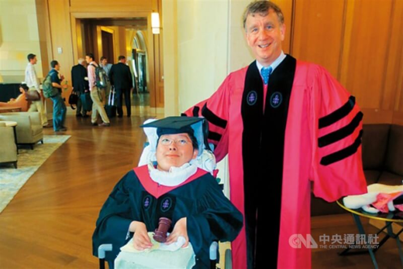 身障律師陳俊翰（前左）克服病痛，2012年赴美國哈佛大學法學研究所求學。（罕病基金會提供）