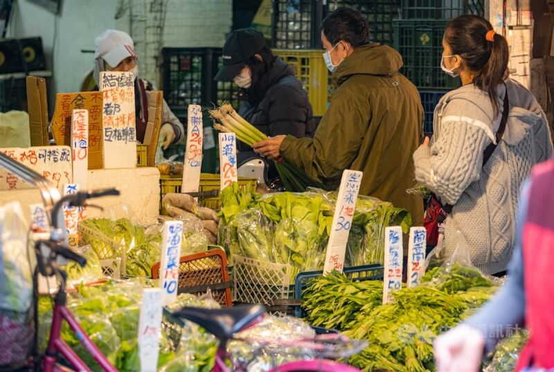 圖為民眾24日上午到台北市木新市場採買蔬菜。中央社記者鄭清元攝 113年1月24日