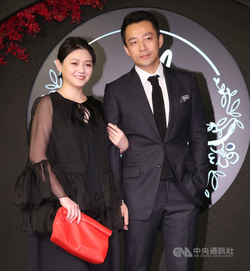 圖為2017年藝人大S（左）與汪小菲（右）出席安以軒婚宴。（中央社檔案照片）