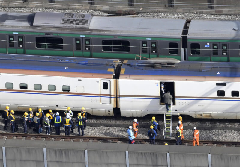 日本3條新幹線23日因高架電纜垂落影響大規模停駛，列車停在埼玉市，乘客在人員指引下疏散。（共同社）