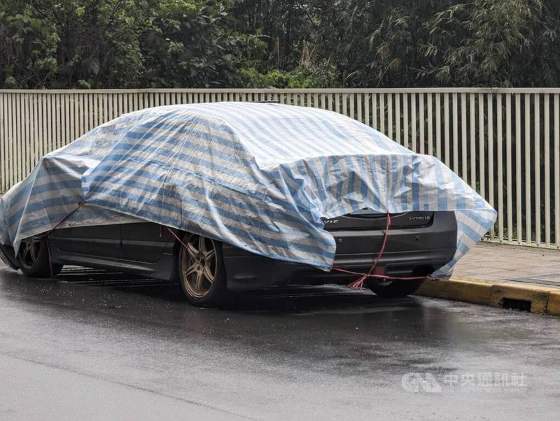 1輛轎車日前深夜停放在基隆市暖暖區暖碇路邊，遭一群男子持棍棒砸毀後離去，經警方調閱監視器，已鎖定8名犯嫌身分，並組成專案小組全力偵辦。中央社記者王朝鈺攝  113年1月25日