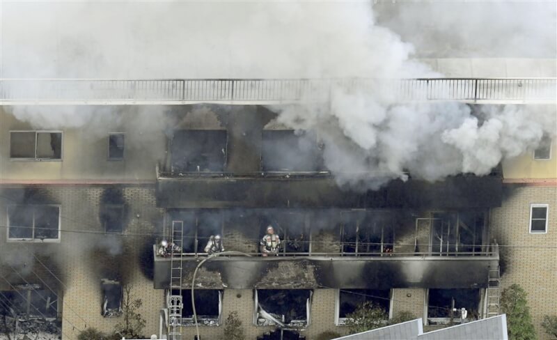 2019年7月18日京都市伏見區的京阿尼第一工作坊遭縱火，大樓冒出濃煙。（共同社提供）