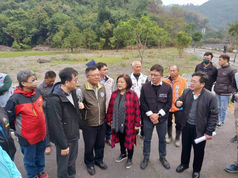 高屏近日因大津取水口河道問題產生紛爭，水利署南區水資源分署25日邀集高雄市府、屏東縣高樹鄉長梁正翰（前右2）、屏東縣議員何春美（前右3）前往現勘，並研商春耕用水問題，最終對分水地點及比例均維持不變，達成共識。（南水署提供）中央社記者李卉婷傳真  113年1月25日