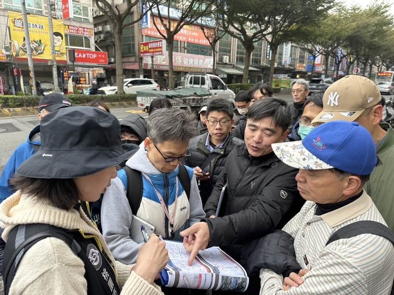 桃園市捷運工程局與市府相關單位及桃園捷運公司人員25日在顧問公司說明下，完成捷運橘線路線踏勘，已針對沿線場站、公有土地及未來整合開發效益進行盤點。（桃園捷工局提供） 中央社記者葉臻傳真  113年1月25日