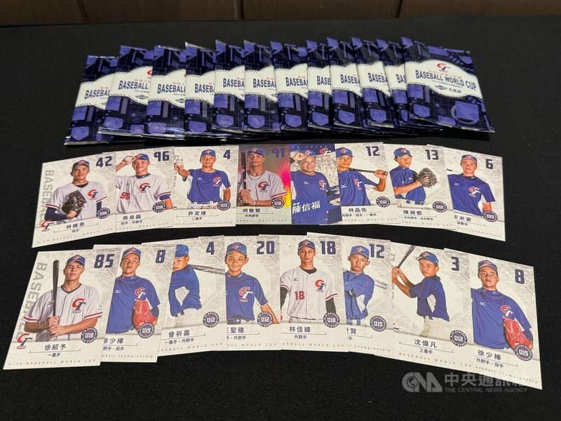 中華民國棒球協會與大魯閣25日舉辦「台灣棒球小英雄球員卡」記者會，宣布球員卡正式開賣，共有64名選手、教練參與球員卡發行，並與BRG鑑定單位配合，符合國際收藏的通用規格。中央社記者楊啟芳攝  113年1月25日