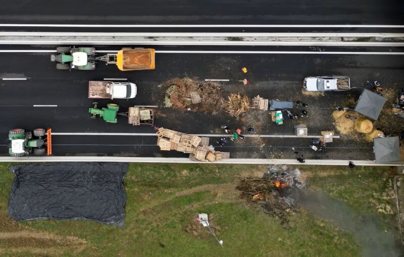 法國農民24日用拖拉機封鎖公路，抗議非道路用柴油即將漲價。（路透社）