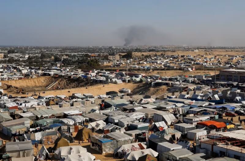 以色列22日攻擊加薩南部主要城市汗尤尼斯，冒出陣陣濃煙。（路透社）