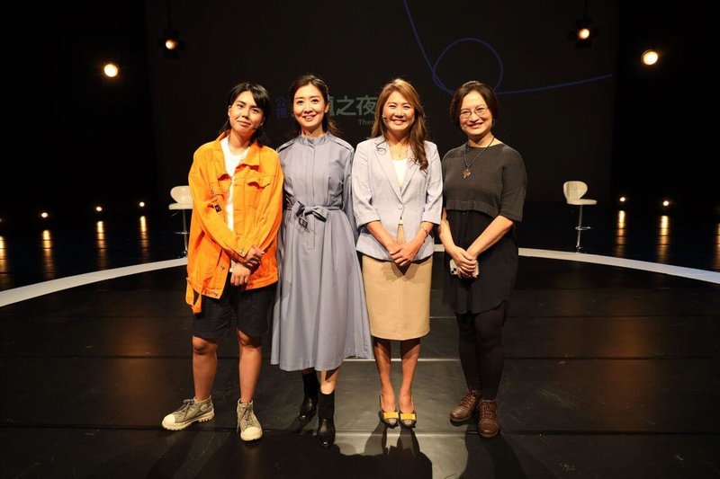 「公視主題之夜SHOW」26日的映後主題論壇邀請作家陳安儀(右2)與女兒蘇雨桐(左)及心理專家鄧惠文(左2)、數學想想國總監吳麗芬(右)一同來思辨體罰以外的教養方式。(公視提供)中央社記者葉冠吟傳真 113年1月25日