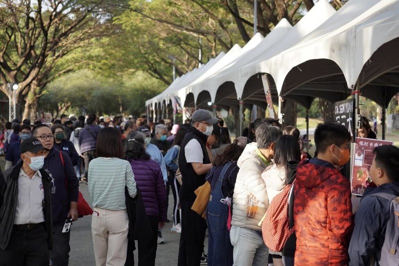 「香港年宵」活動是由在台港人為主發起的年節活動，2023年首度在高雄舉辦，吸引不少人潮，2024年將再度於高雄舉行，2月11日至13日連3天在高雄台塑王氏昆仲公園登場。圖為往年活動情形。（高雄市行政暨國際處提供）中央社記者蔡孟妤傳真  113年1月25日