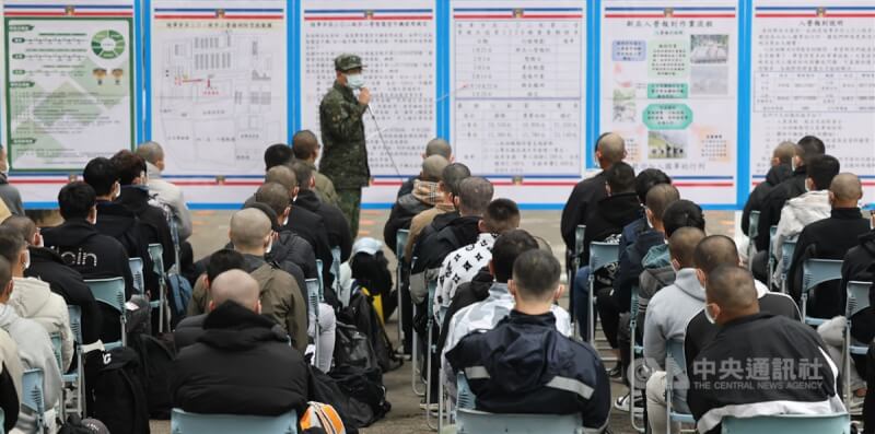 台中市首梯71名役男聽取入營說明,準備展開為期8週入伍訓練。中央社記者王飛華攝 113年1月25日