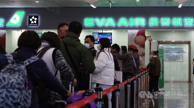 圖為台北松山機場，旅客在長榮航空櫃檯排隊辦理行李托運。（中央社檔案照片）