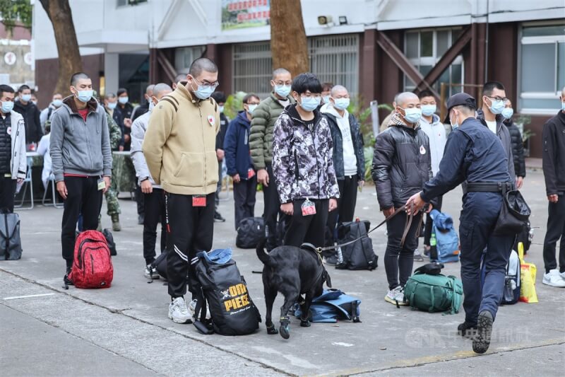台中市首梯役男25日到成功嶺營區報到,並接受緝毒犬檢查。中央社記者王飛華攝 113年1月25日