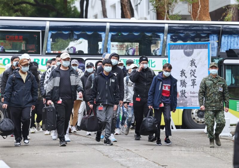 台中市役男25日上午由市府調派入營專車載送至成功嶺營區,準備展開入伍訓練。中央社記者王飛華攝 113年1月25日
