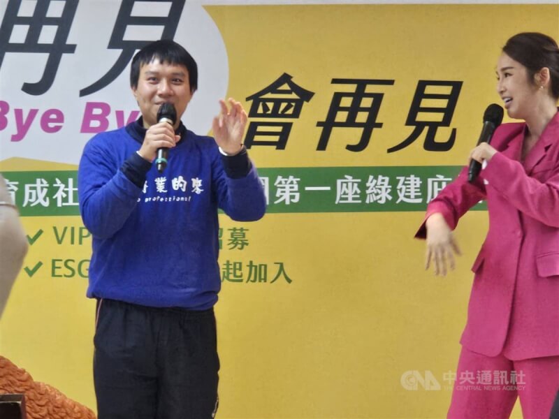 建國高架橋下的育成洗車中心及餐廳將暫別，預計原址興建全國首座綠建庇護園區，在洗車中心服務10年的詹理惟（左）25日表示，休息期間將接受更多訓練，「我之後回來更會洗車」。中央社記者陳婕翎攝 113年1月25日