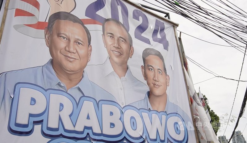 印尼總統候選人普拉伯沃（Prabowo Subianto，左）與現任總統佐科威（Joko Widodo，中）的長子吉伯朗（Gibran Rakabuming Raka，右）搭擋，參加2月14日總統大選。圖為位於雅加達街頭的競選海報。中央社記者李宗憲雅加達攝  113年1月25日