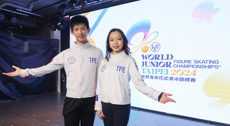 2024 ISU世界青年花式滑冰錦標賽2月28日起將在台北小巨蛋登場， 25日在台北舉辦記者會，台灣好手李宇翔（左）將在男單出賽，丁子涵（右）則會在閉幕表演中亮相。中央社  113年1月25日