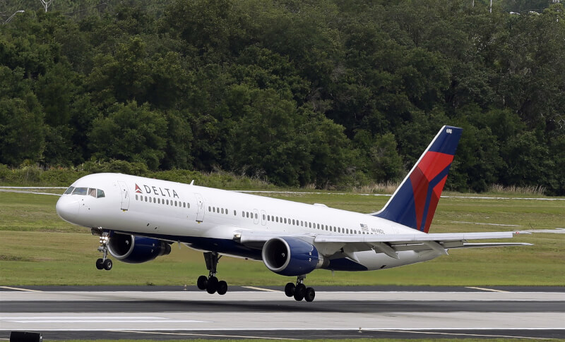 美國達美航空公司一架波音757型客機20日在亞特蘭大準備起飛時前輪掉落。圖非當事航班。（美聯社）