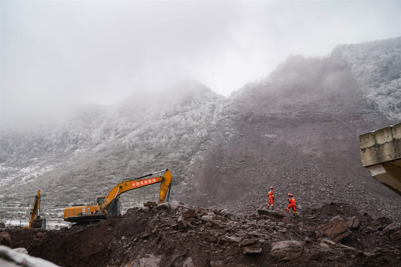 中國雲南省鎮雄縣塘房鎮涼水村22日發生山坡地崩塌，搜救隊展開救援。（中新社）