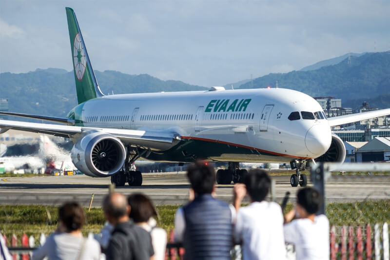 圖為一架長榮航空班機在台北松山機場準備起飛。（中央社檔案照片）