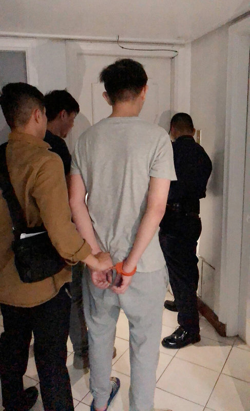 菲律賓警方22日查獲2名台灣男子非法經營線上博弈,涉嫌詐騙並持有槍枝及大麻,其中一人是台灣通緝犯。(菲律賓執法機關提供)中央社記者陳妍君馬尼拉傳真 113年1月25日