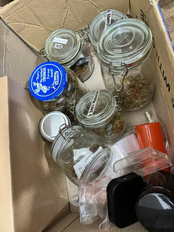 菲律賓警方22日查獲2名台灣人非法經營線上博弈,涉嫌詐騙並持有槍枝及大麻。菲國毒品犯罪刑罰嚴峻,最重可能被判處死刑。(菲律賓執法機關提供)中央社記者陳妍君馬尼拉傳真 113年1月25日