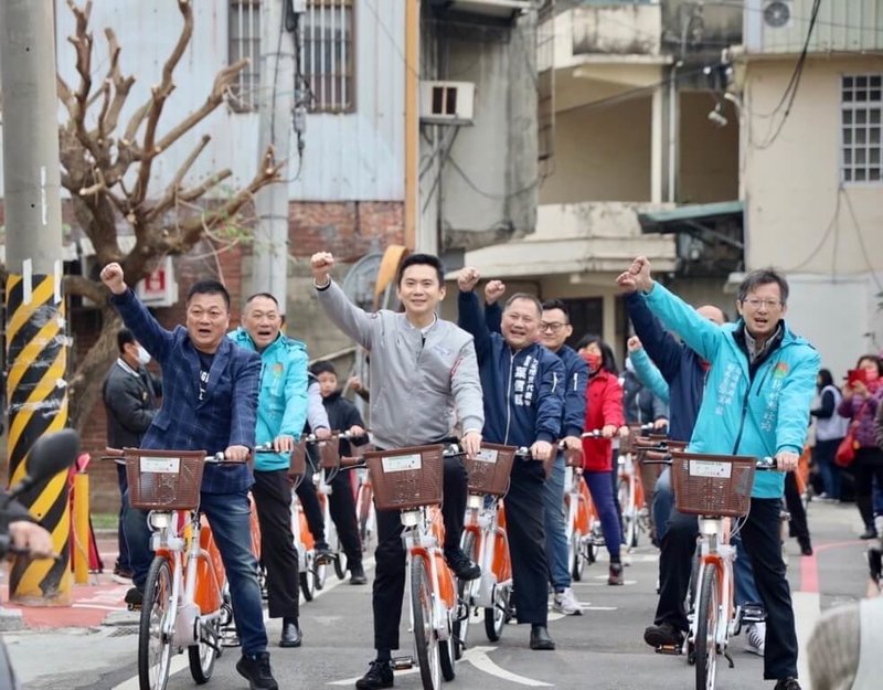 竹北市公所25日在麻園社區活動中心舉行YouBike2.0E電力輔助公共自行車啟程記者會，市長鄭朝方（前中）出席表示，公所編列新台幣8000萬元預算投入YouBike2.0E電輔車及站點擴充，首波預計挹注210輛電輔車，也在竹北西區新增14站點。（竹北市公所提供）中央社記者郭宣彣傳真  113年1月25日