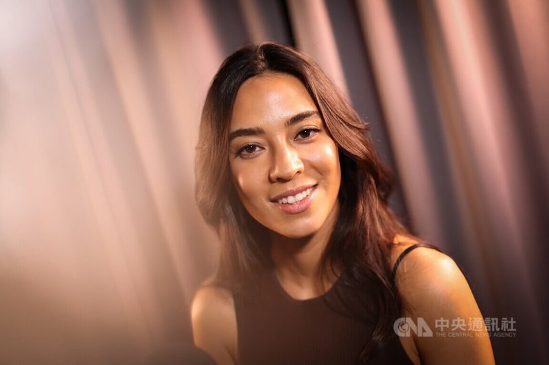 台法混血歌手張婷雅(Estelle Perrault)近日接受中央社專訪表示,台灣有比法國更通俗且深厚的唱歌文化,因為台灣家人愛唱歌,「所以我也喜歡跟他們唱,可以跟愛的人一起唱歌就是最幸福的」。中央社記者吳家昇攝 113年1月26日