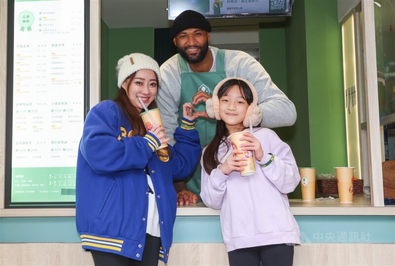 效力台灣職籃T1聯盟台啤永豐雲豹的前美國職籃NBA球星卡森斯(DeMarcus Cousins)(中)受邀擔任手搖飲一日店長,並親自手作「表弟奶茶」與球迷同歡,除了親自調製,還與球迷比愛心合影留念。中央社記者張新偉攝 113年1月26日