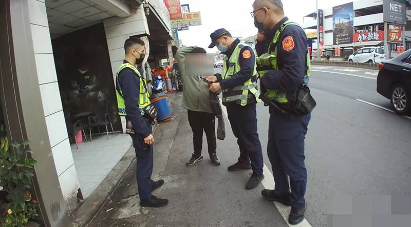 屏東毛姓少年因親戚去世心情低落，23日離家出走，卻遺失手機和錢包，只好從嘉義步行返家，25日在台南被警方發現，通知家人接回。（台南市警局提供）中央社記者張榮祥台南傳真  113年1月26日